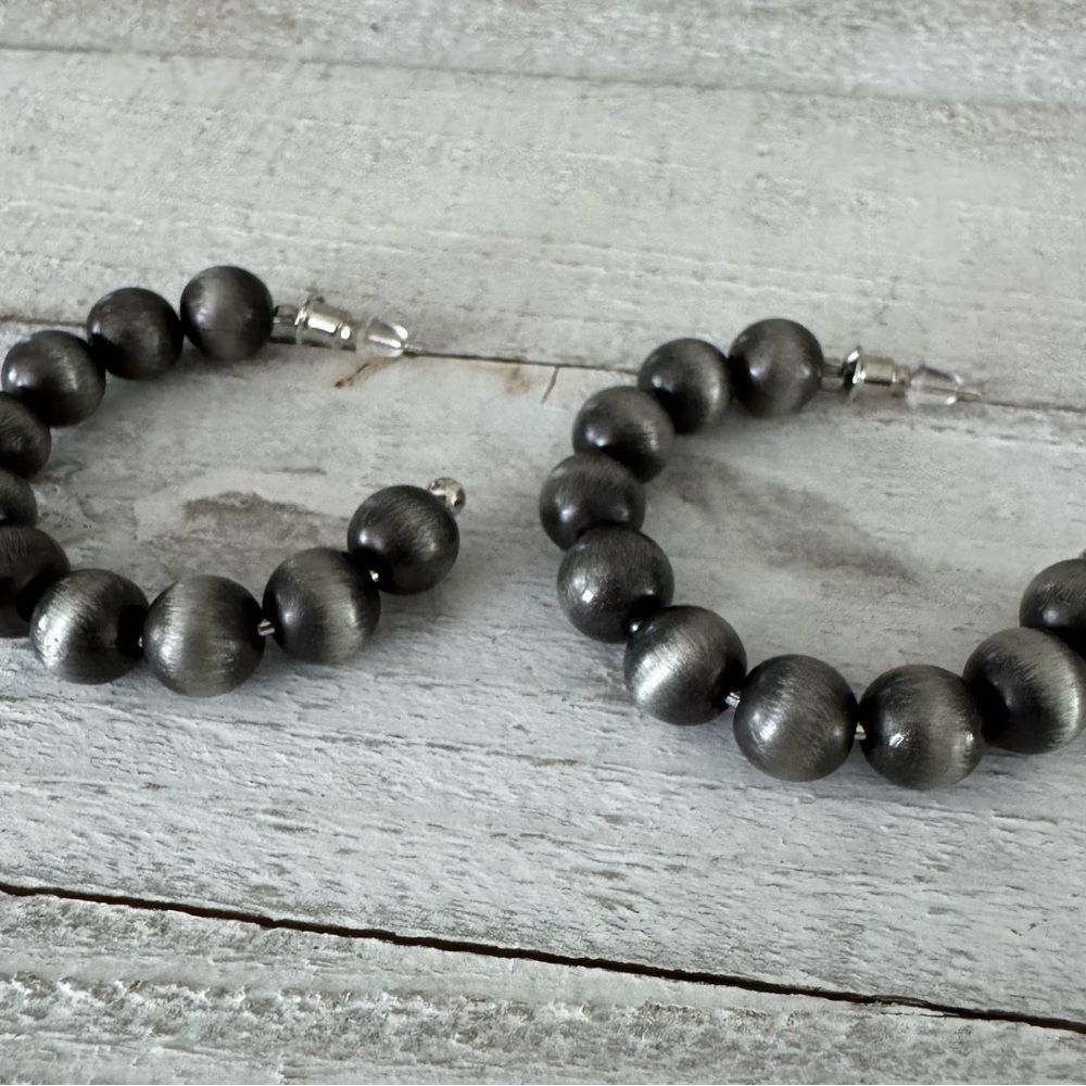 Elegant Silver Beaded Jewelry Set - Picture 3 of 7